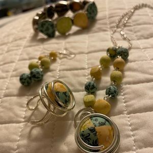 Complete jewelry set of Viva Beads jewelry. Necklace, bracelet, ring & earrings